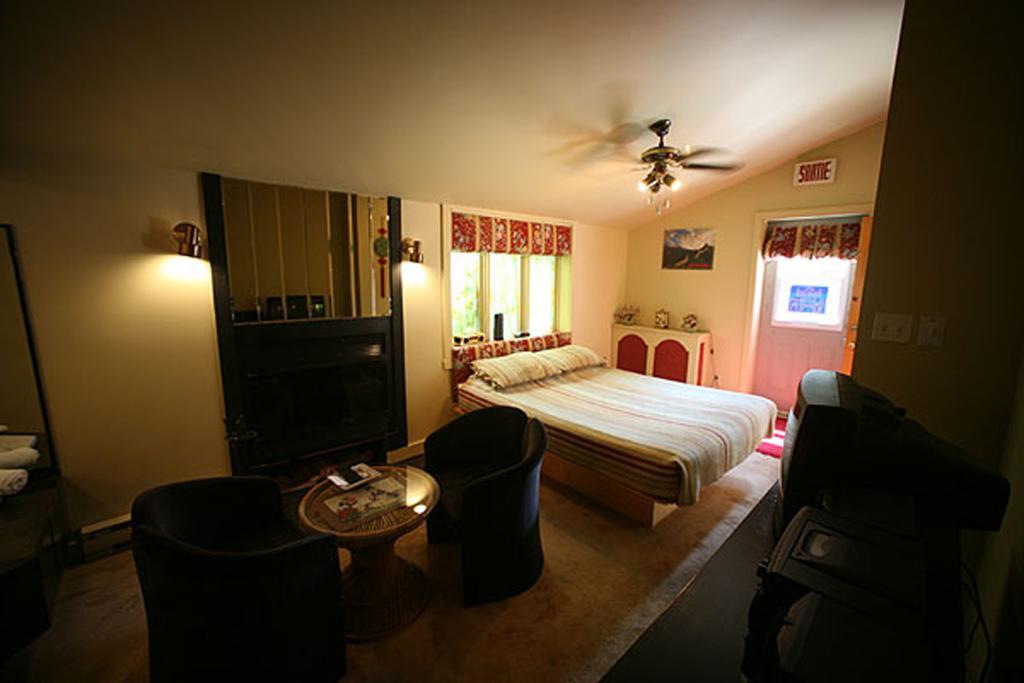 Restaurant Auberge Chez Girard Sainte-Agathe-des-Monts Rom bilde